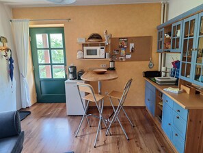 Kühlschrank, Mikrowelle, Wasserkocher mit Kaffee-/Teezubehör