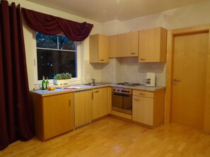 Fridge, oven, dishwasher, coffee/tea maker