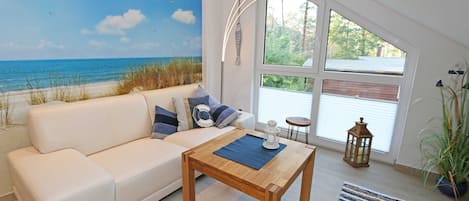 Een televisie en een open haard