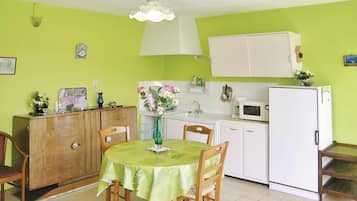 Réfrigérateur, four, plaque de cuisson, cafetiÚre/bouilloire