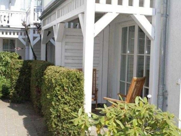 Unclassified image, 1 of 9, button