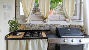 Frigorifero, piano cottura, lavastoviglie, macchina per tè/caffè