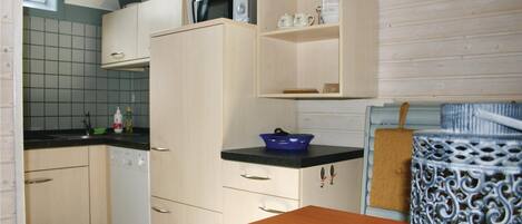 KĂŒhlschrank, Herdplatte, Wasserkocher mit Kaffee-/Teezubehör