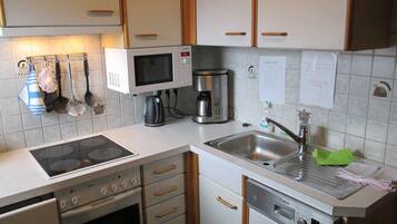 Micro-ondes, four, lave-vaisselle, chaise haute