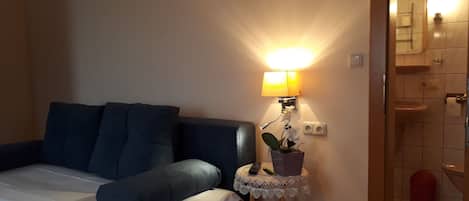 1 bedroom, bed sheets