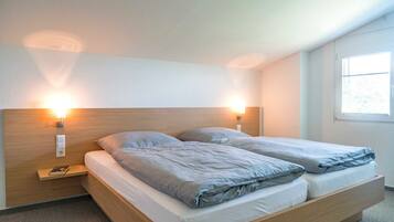 2 bedrooms, desk, travel cot, WiFi