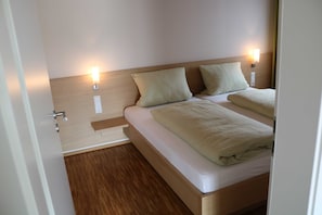 2 Schlafzimmer, Schreibtisch, Reisekinderbett, WLAN
