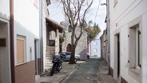 A narrow cobblestone street with buildings on either side. - Holiday home with internet access and sea view (Novi Vinodolski)