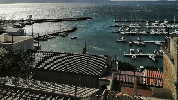 A coastal marina with boats docked, a pier extending into the water, and a clear sky. - Holiday home with internet access and sea view (Novi Vinodolski)
