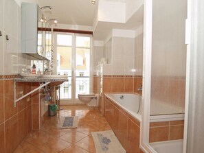 Ein Badezimmer mit Badewanne, Toilette und Waschbecken.