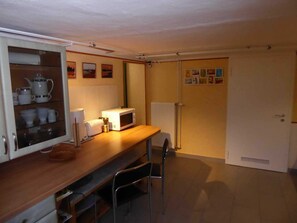 Kühlschrank, Mikrowelle, Ofen, Hochstuhl