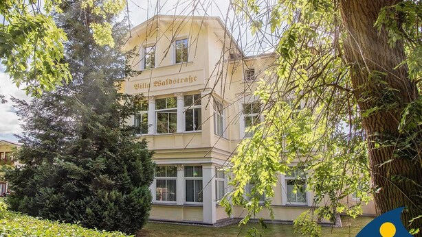 Villa Waldstrasse, un edificio con amplias ventanas y un jardín.