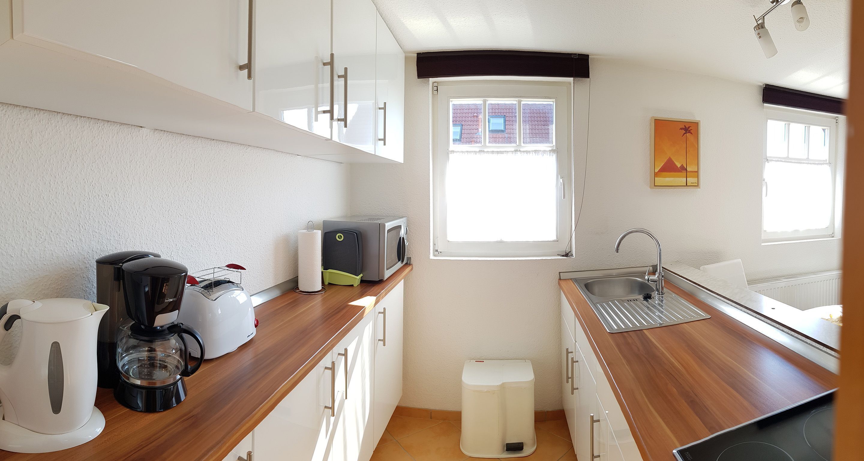 Kühlschrank, Mikrowelle, Wasserkocher mit Kaffee-/Teezubehör