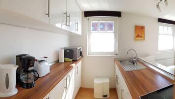 Kylskåp, mikrovågsugn, kaffe- och tebryggare och vattenkokare