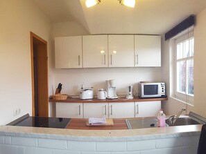 Køleskab, mikrobølgeovn, kaffe-/temaskine, elkedel