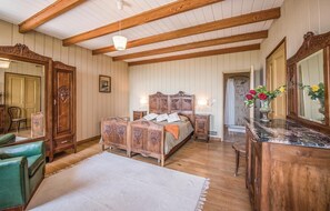 5 bedrooms, travel cot, free WiFi
