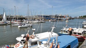 A marina with various boats docked, a bridge in the background, and a clear sky. - Amazing home in Ambleteuse with WiFi (Ambleteuse)