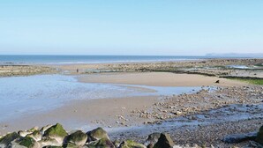 A rocky beach with a clear view of the sea and distant mountains. - Amazing home in Ambleteuse with WiFi (Ambleteuse)