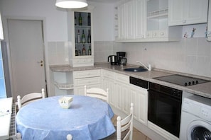 Een koelkast, een oven, een vaatwasser