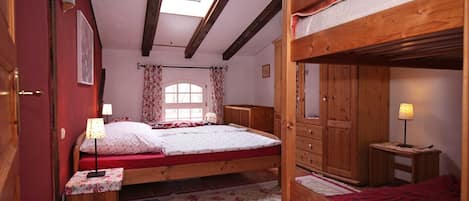2 bedrooms, travel cot, WiFi, bed sheets