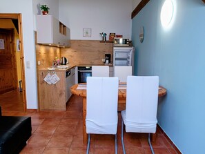 Coffee/tea maker, fridge, microwave, oven - Apartment 1 - the horse - Holiday on Duckwitz Castle (Behren-Lübchin)