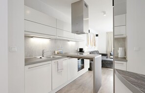Kühlschrank, Mikrowelle, Herdplatte, Geschirrspüler