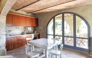 Frigorífic i utensilis de cuina, vaixella i coberteria 