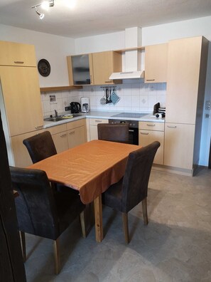 Fridge, oven, high chair - Apartment Rank - Fam. Wechselberger - Apartment (Fischbachau)