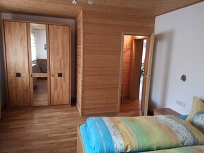 2 Schlafzimmer, Reisekinderbett, Bettwäsche