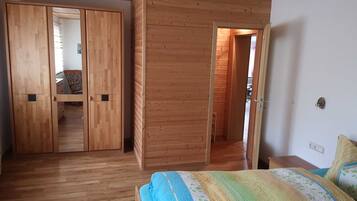 2 Schlafzimmer, Reisekinderbett, Bettwäsche