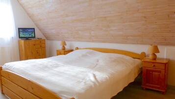 4 bedrooms, travel crib, WiFi, bed sheets