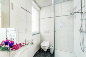 Douche, sĂšche-cheveux, serviettes fournies