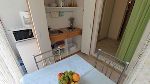 Réfrigérateur, micro-ondes, plaque de cuisson, cafetière/bouilloire