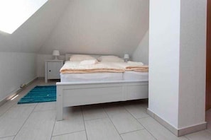 1 chambre, lit parapluie, draps fournis