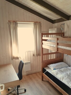 4 bedrooms, desk, iron/ironing board, travel cot
