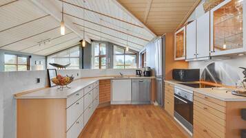 Køleskab, kogeplade, opvaskemaskine, kaffe-/temaskine