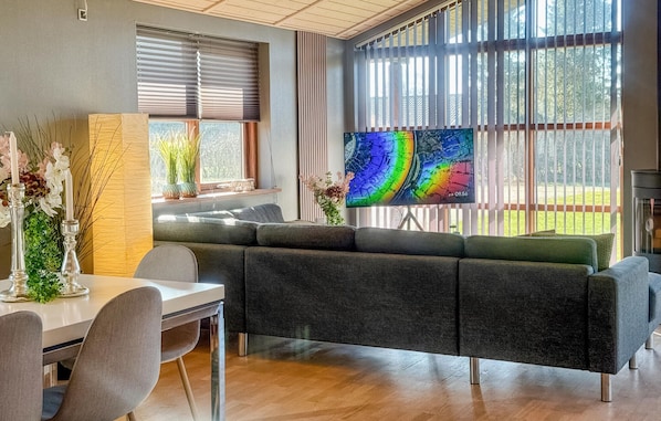 Smart TV, fireplace, DVD player - Nice home in Hals with sauna (Hals)