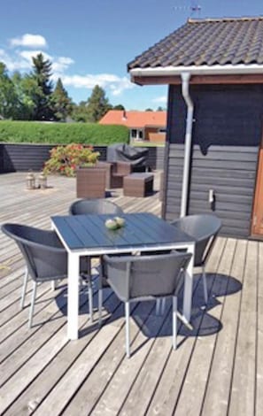 Outdoor dining - Nice home in Hals with sauna (Hals)