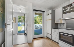 Kühlschrank, Mikrowelle, Herdplatte, Geschirrspüler