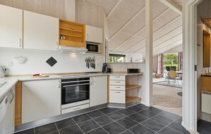 ثلا جة، موقد طهي مسطح، غسالة أطباق، ماكينة لصنع القهوة/الشاي