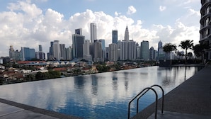 A swimming pool with a city skyline in the background. - MZ Homestay Kuala Lumpur (Kuala Lumpur)