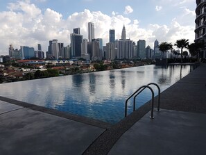 Utendørsbasseng og et evighetsbasseng