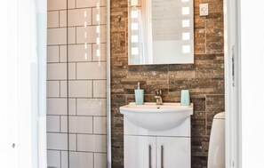 Shower - 3 bedroom cozy home in Jægerspris (Jægerspris)