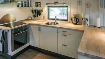 Coffee/tea maker, fridge, microwave, stovetop