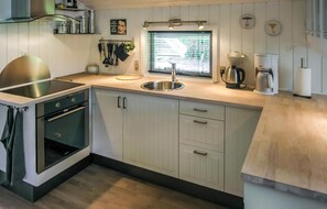 ثلاجة، موقد طهي مسطح، غسالة أطباق، ماكينة لصنع القهوة/الشاي