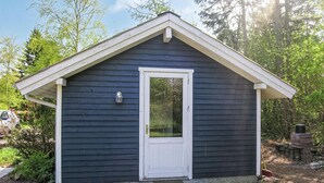A small, dark blue shed with a white door and a small window. - Nice home in Jægerspris with WiFi (Jægerspris)