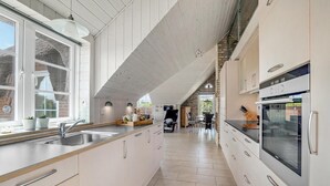 Kaffetrakter/tekoker, kjøleskap, mikrobølgeovn og kokeplater