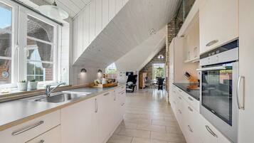 Køleskab, kogeplade, opvaskemaskine, kaffe-/temaskine