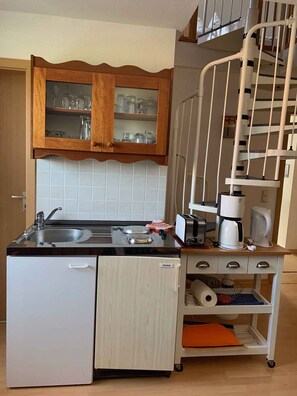 Kühlschrank, Herdplatte, Toaster, Hochstuhl