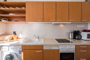 Fridge, microwave, oven, stovetop - Holiday apartment with balcony and air conditioning (Crikvenica)